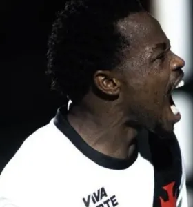 Andrés Gómez comemora golaço do Vasco sobre o Vitória na Copa do Brasil