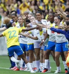 Com gol de bicicleta, Seleção feminina vence a Argentina em amistoso