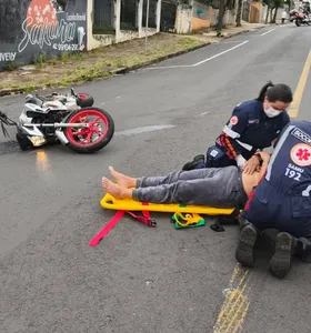 Motociclista fica ferida após colisão com picape no centro de Telêmaco Borba