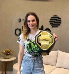 Primeira mulher a ganhar cinturão na liga