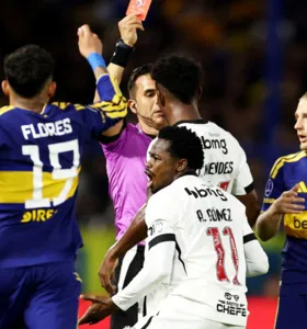 Andrés Gómez é expulso após empurrar árbitro em jogo contra o  Boca Juniors
