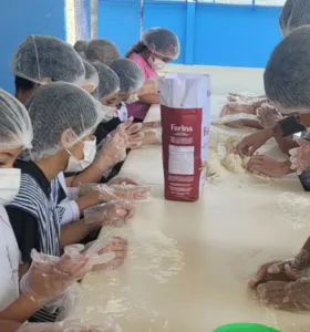 Alunos de Campo Largo aprendem na prática com produção de ‘pãozinho’