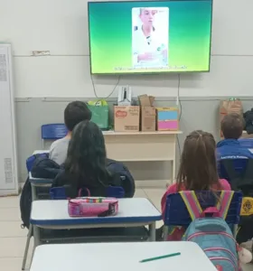 Higiene bucal une visita de dentista e aula do Vamos Ler e Unimed PG em Irati