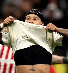 Ídolo de rival tira sarro de pênalti perdido por Memphis no Corinthians