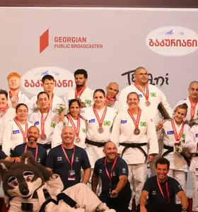 No judô, as competições foram por equipes, e os judocas brasileiros subiram ao terceiro lugar do pódio em ambos os naipes