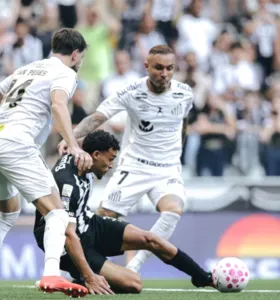 Atlético-MG vira sobre o Santos com golaço de bicicleta nos acréscimos