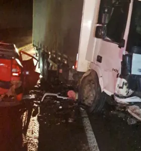 Carro fica prensado entre dois caminhões em acidente na PR-438