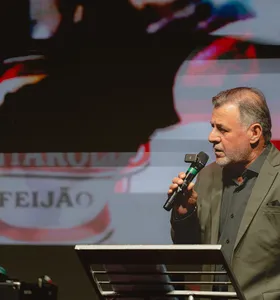 À frente dessa história está o empresário Laurival Pontarollo, que chegou a Ponta Grossa em 1996 trazendo suas raízes na agricultura de Guamiranga e o sonho de construir o próprio negócio