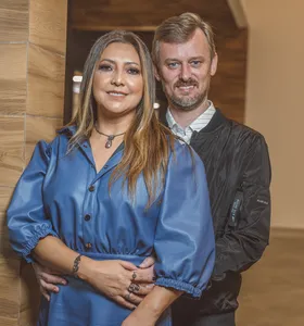 O empresário Edson Luiz Wachholz recebeu as felicitações pela passagem de seu aniversário na última segunda-feira (12). Na foto, ao lado da esposa, Simone Wachholz, companheira de tantos momentos e realizações. A data merece nossos cumprimentos e os votos de um novo ciclo marcado por saúde, prosperidade e alegrias compartilhadas com aqueles que lhe são queridos.
