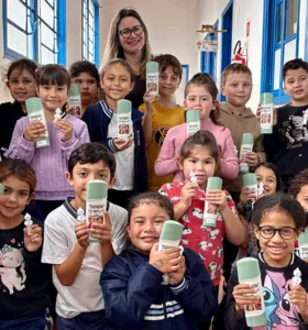 ‘Pintando um Sorriso’ entrega kits de higiene bucal para alunos de Castro