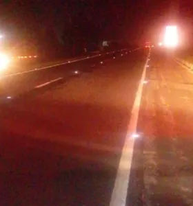 Motociclista fica ferido após colisão traseira com caminhão na PR-151