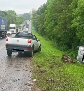 Motorista morre em batida frontal entre carro e caminhão na BR-277