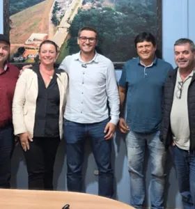 Prefeito de Ipiranga se reúne com vereadores para debater recuperação de estradas