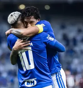 Romero comemora gol com Matheus Pereira