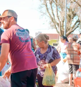 Tibagi muda cronograma de coleta de recicláveis e entrega de alimentos