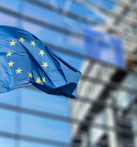 União Europeia quer retomar compra de frango e mel do Brasil