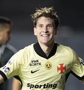 Vasco atropela Coritiba e põe Grêmio na zona de rebaixamento
