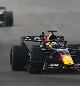 Singapura: Verstappen vence sprint caótica e Bortoleto abandona após batida