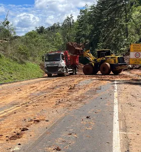 Chuvas e obras interditam rodovias estaduais em diferentes regiões do Paraná