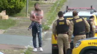 Homem esfaqueia ex-companheira e faz filho de 2 anos como refém