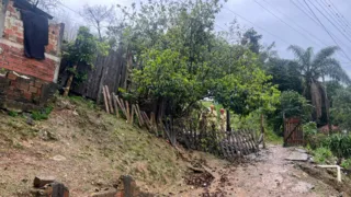 Terra desliza, atinge casa e provoca morte de casal e filho em PG