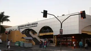 Mulher esgasga e é socorrida dentro de ônibus no Terminal Central de PG