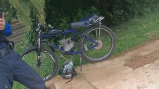 Jovem é flagrado realizando manobras perigosas com bicicleta motorizada em PG