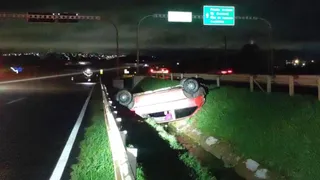 Jovem fica ferido após carro capotar na PR-151 em Ponta Grossa