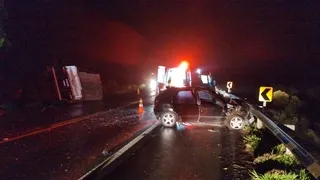 Carro com placas de PG colide contra carreta e motorista morre na BR-153 em Tibagi