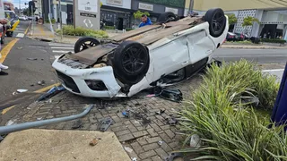 Carro capota após colisão com camionete na Vila Estrela em Ponta Grossa