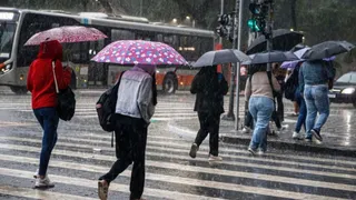 Inmet alerta Paraná para temporais, granizo e ventos de até 100 km/h