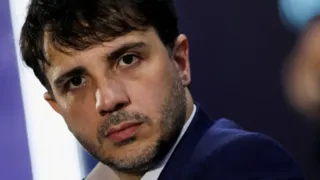 Renan Santos protesta em frente a Globo após cancelamento de debate no Rio