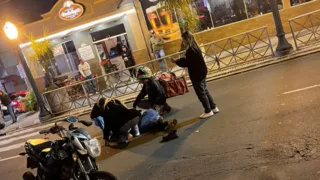 Colisão entre carro e moto deixa ferido na Avenida München