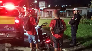 Adolescente e 'garupa' são flagrados sem capacete em veículo autopropelido em PG