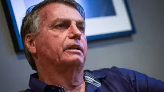 Defesa de Bolsonaro informa Moraes sobre retomada das visitas de Flávio