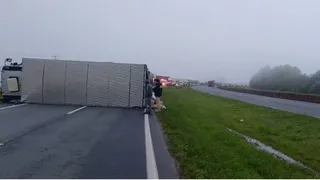 Caminhão tomba após tentar desviar de carro na contramão na BR-376 em PG
