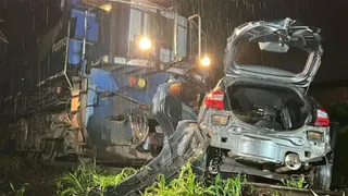 Câmera flagra momento em que carro é atingido por trem em PG; veja