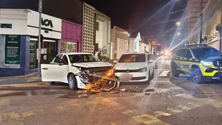 Batida entre três carros termina com dois motoristas autuados por embriaguez em PG