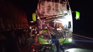 Motorista de ônibus morre em colisão com caminhão na BR-376 em PG