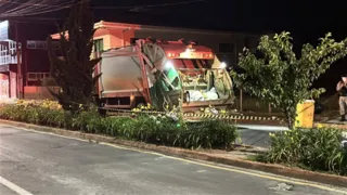 Jovem de 18 anos morre após queda de moto e colisão com caminhão em Carambeí