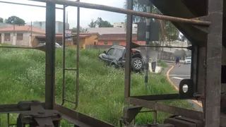 Carro e trem se envolvem em colisão e mobilizam socorristas em PG