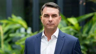 Avião que levaria Flávio Bolsonaro aos EUA pousa no Equador