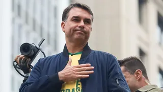 Avião que levaria Flávio Bolsonaro aos EUA segue rumo a Miami, aponta site