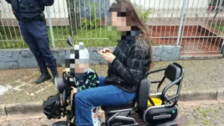 Mulher é flagrada pilotando autopropelido sem capacete e com criança em PG