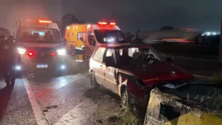 Pai morre e filha fica ferida após carro bater violentamente contra mureta em Curitiba
