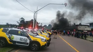 Após alagamentos, moradores bloqueiam rua e fazem protesto em São José dos Pinhais