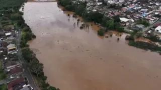 Rio Ribeira segue subindo, transborda em alguns pontos e Defesa Civil faz alerta