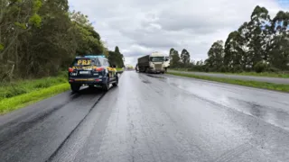 BR-376 está interditada após derramamento de óleo na pista