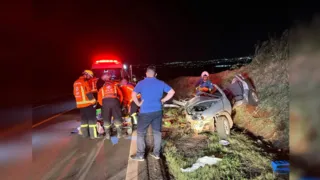 Homem fica preso às ferragens após colisão entre três veículos na PR-170