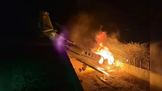 Avião com cantor Rey Vaqueiro sai da pista e pega fogo durante pouso